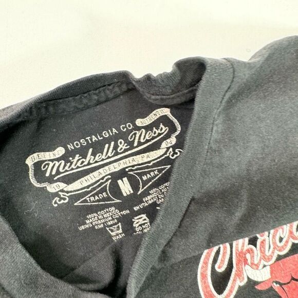 Mitchell & Ness T-Shirt Mens Medium Black Chicago Bulls  Short-Sleeve Crew-Neck - Picture 2 of 9